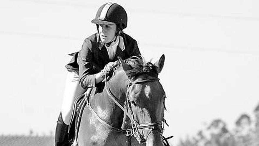 A la izquierda, Carlota Salmerón, vencedora en segunda categoría juvenil. A la derecha, Beatriz Silvela, ganadora en la categoría de ponis D.