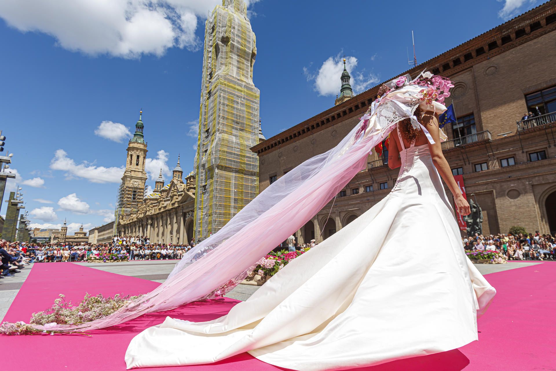 EN IMÁGENES | La Aragón Fashion Week toma la plaza del Pilar