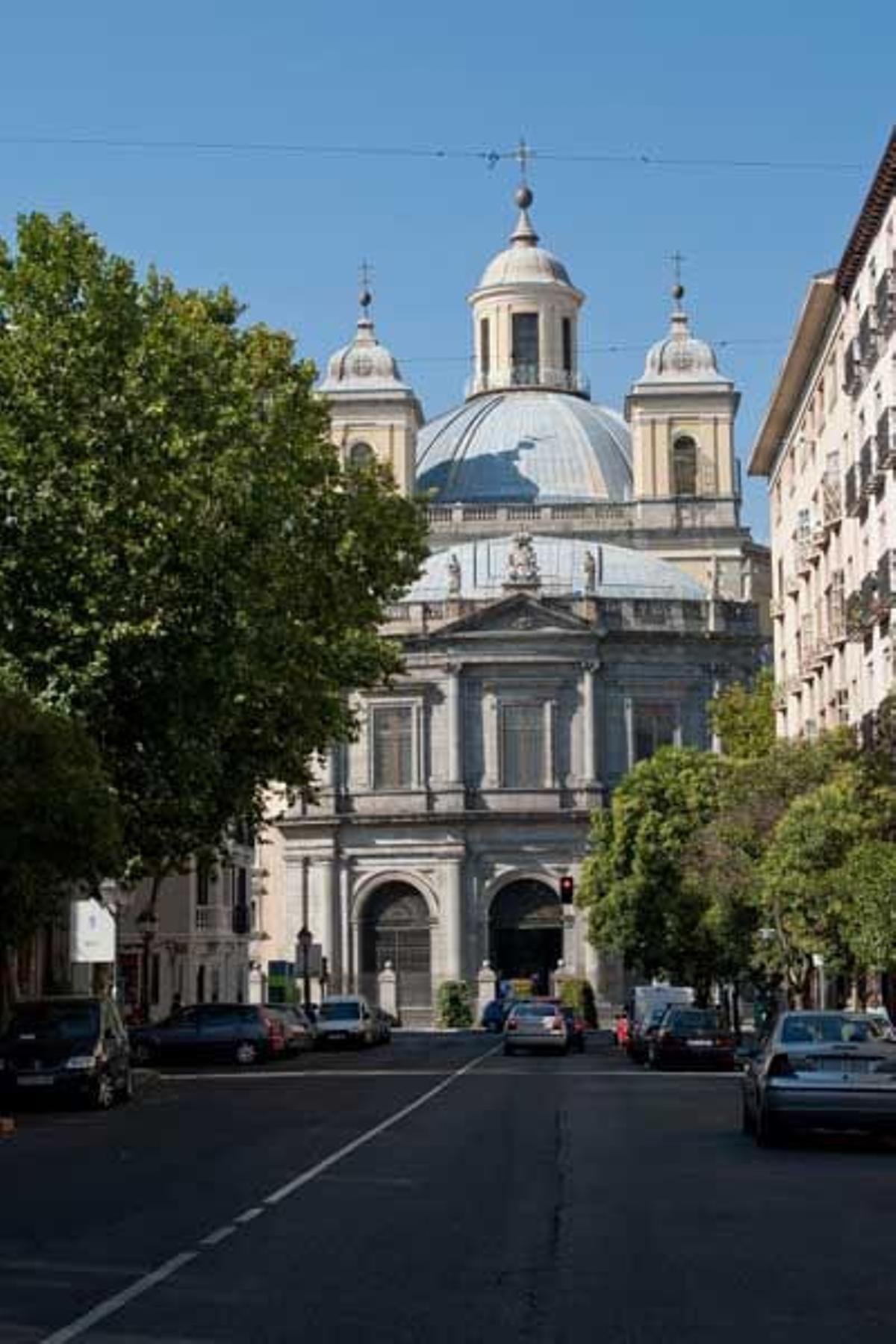 La Real Basílica de San Francisco el Grande, en la calle Bailén cuenta en su interior con cuadros de Goya y Zurbarán