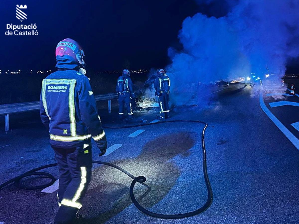 Los bomberos intervienen en el incendio de un vehículo en la AP-7