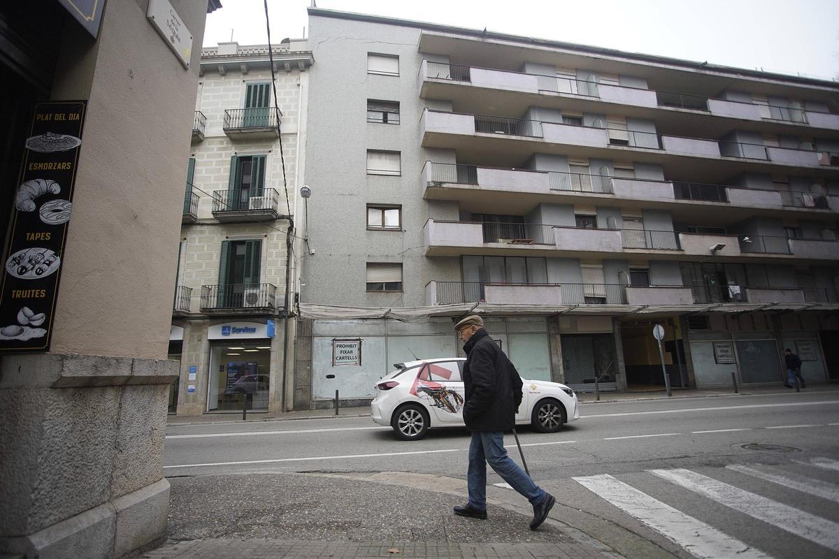 Les fotos dels operaris treballant per tornar la llum a la ronda Ferran Puig i el carrer Sèquia