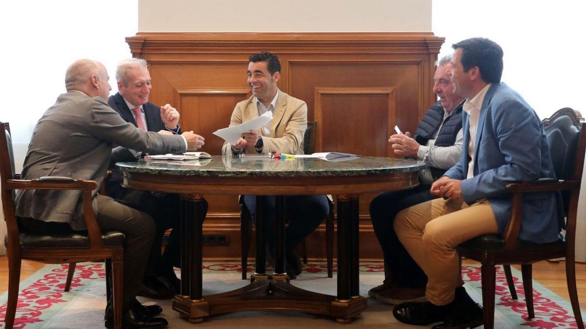 Un momento de la reunión entre las autoridades provinciales y los responsables de la DO.