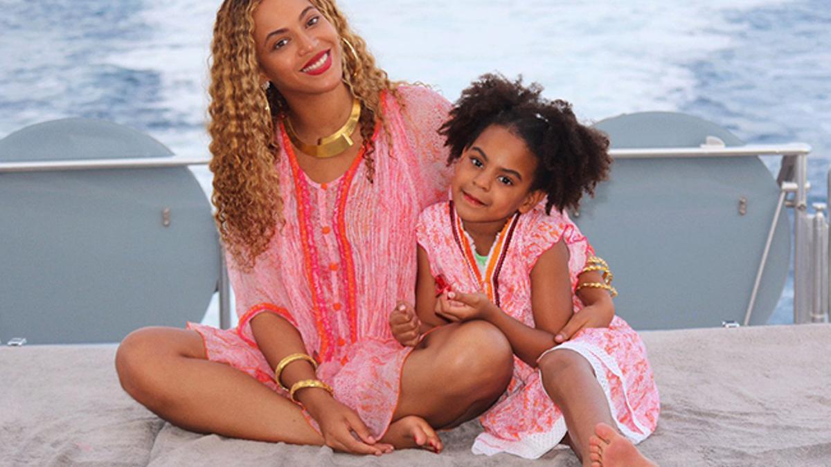 Beyoncé posando con su hija Blue Ivy en la cubierta de un yate