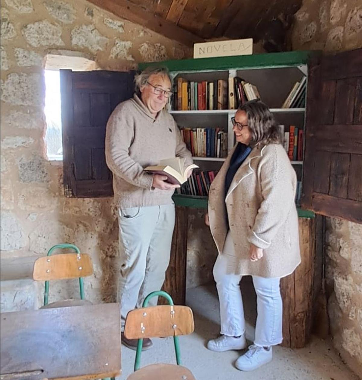 Gigi Rote y el alcalde, en la biblioteca rural
