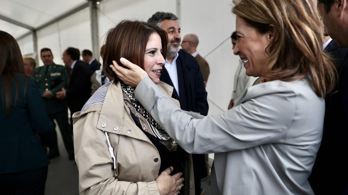 La ministra Raquel Sánchez saluda a Adriana Lastra.