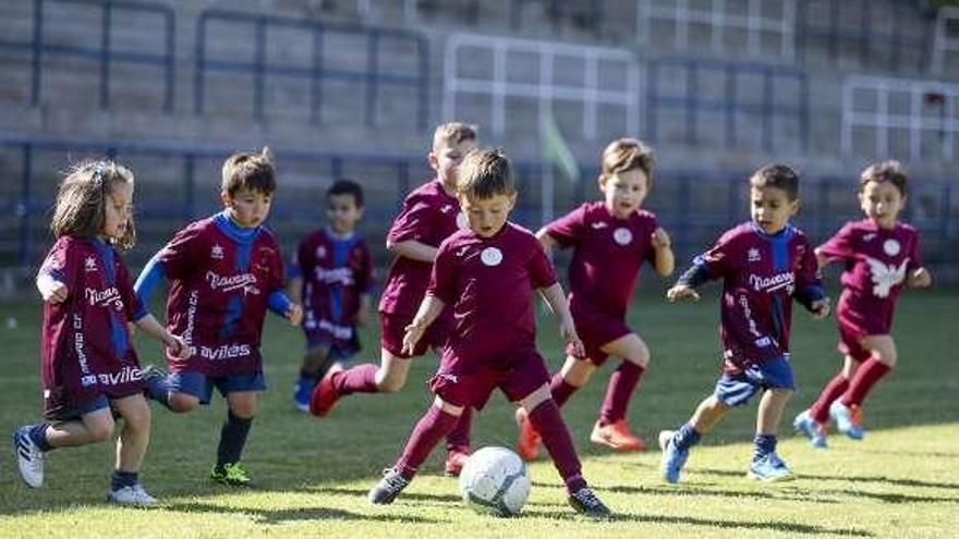 El Llaranes llena el Muro de Zaro de fútbol por la semana solidaria