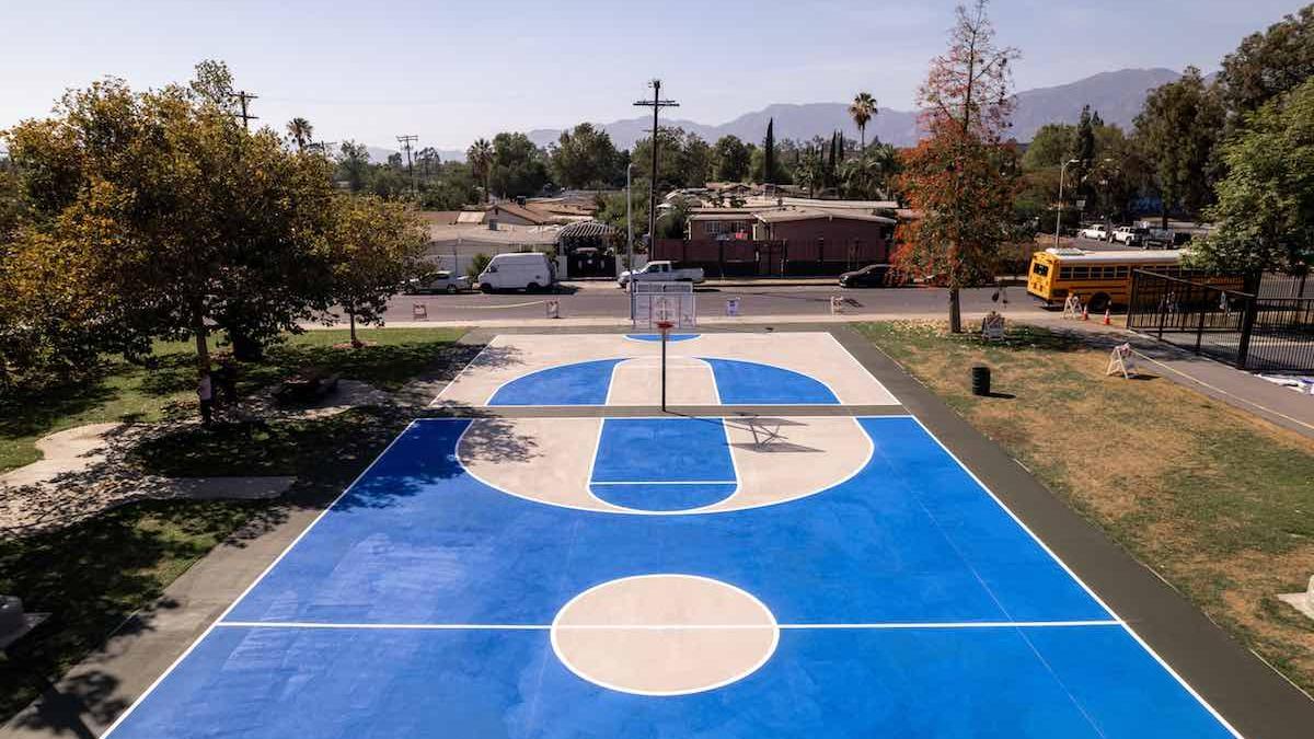 Pista de baloncesto pintada de azul