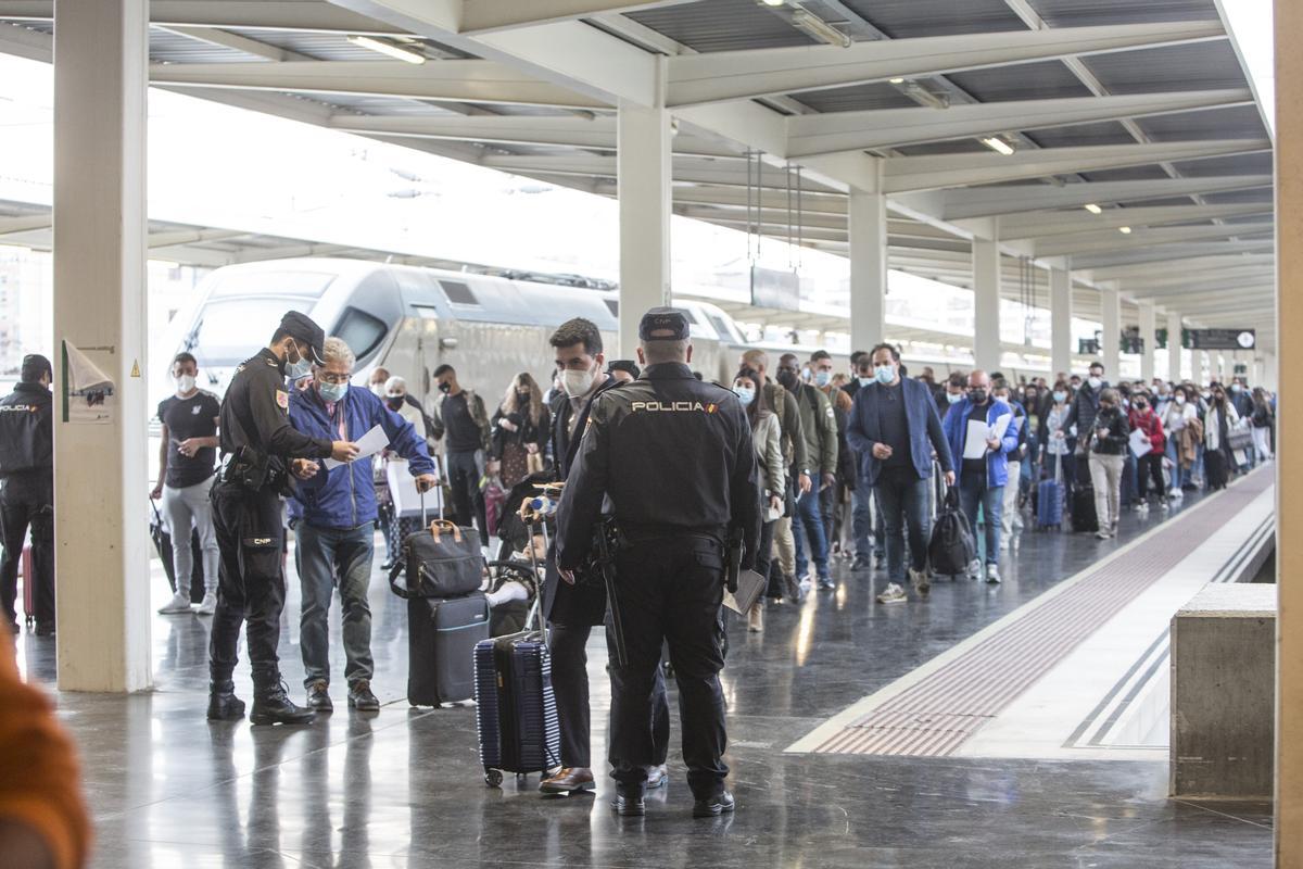 Controles de la Policía Nacional en la estación de Renfe en Alicante Controles de la Policía Nacional en la estación de Renfe en Alicante