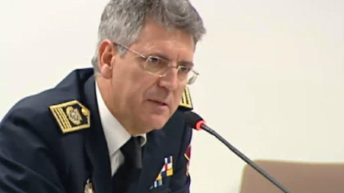 El jefe de la Policía Municipal de Madrid, Emilio Monteagudo, ha presentado la dimisión tras conocerse este lunes su imputación en el ’caso Madrid Arena’