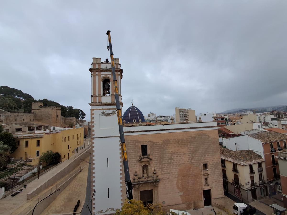 Las imágenes de un día histórico en Dénia: las campanas bajan del cielo