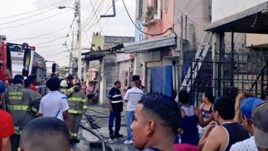 Incendio en una clínica de Guayaquil le cuesta la vida a 18 personas