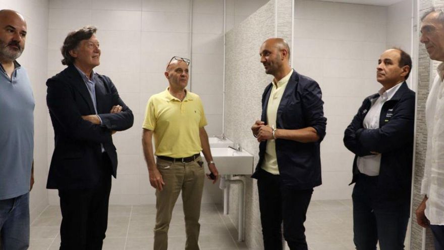 El alcalde visita los nuevos vestuarios del Club de Tenis. | // D.P.