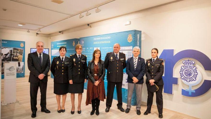 Una exposición homenajea los 40 años de la mujer en la Policía Nacional