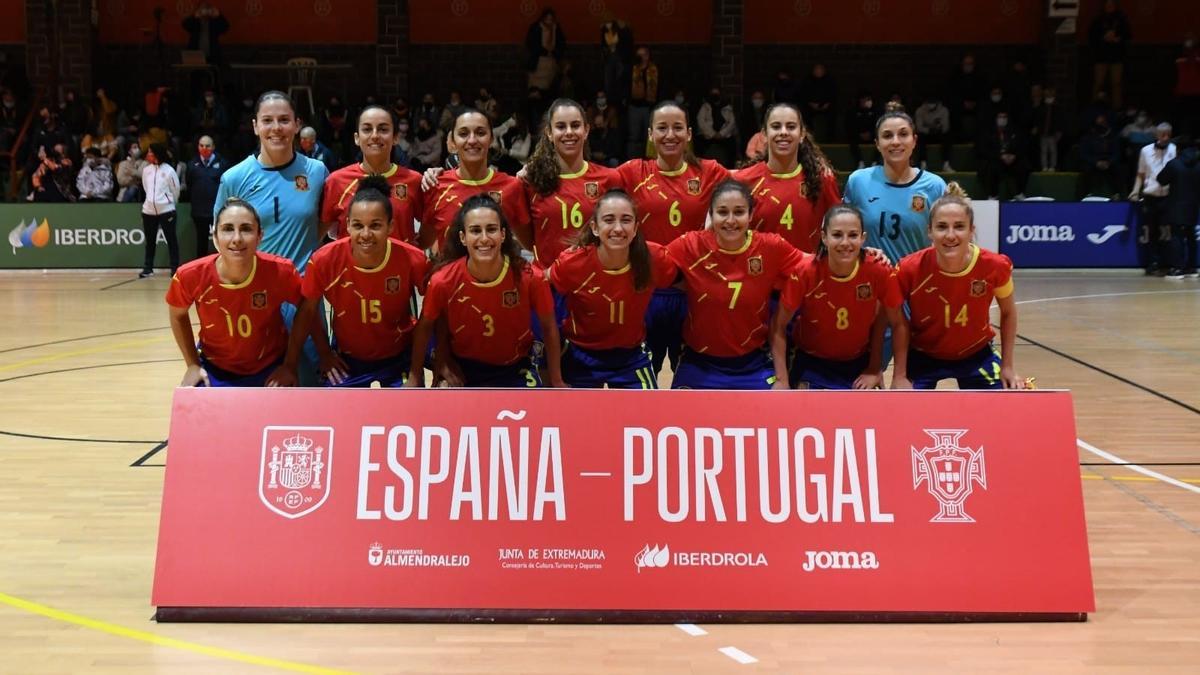 La selección española, hoy en Almendralejo, con la cordobesa Cristina con el 13, arriba a la derecha.