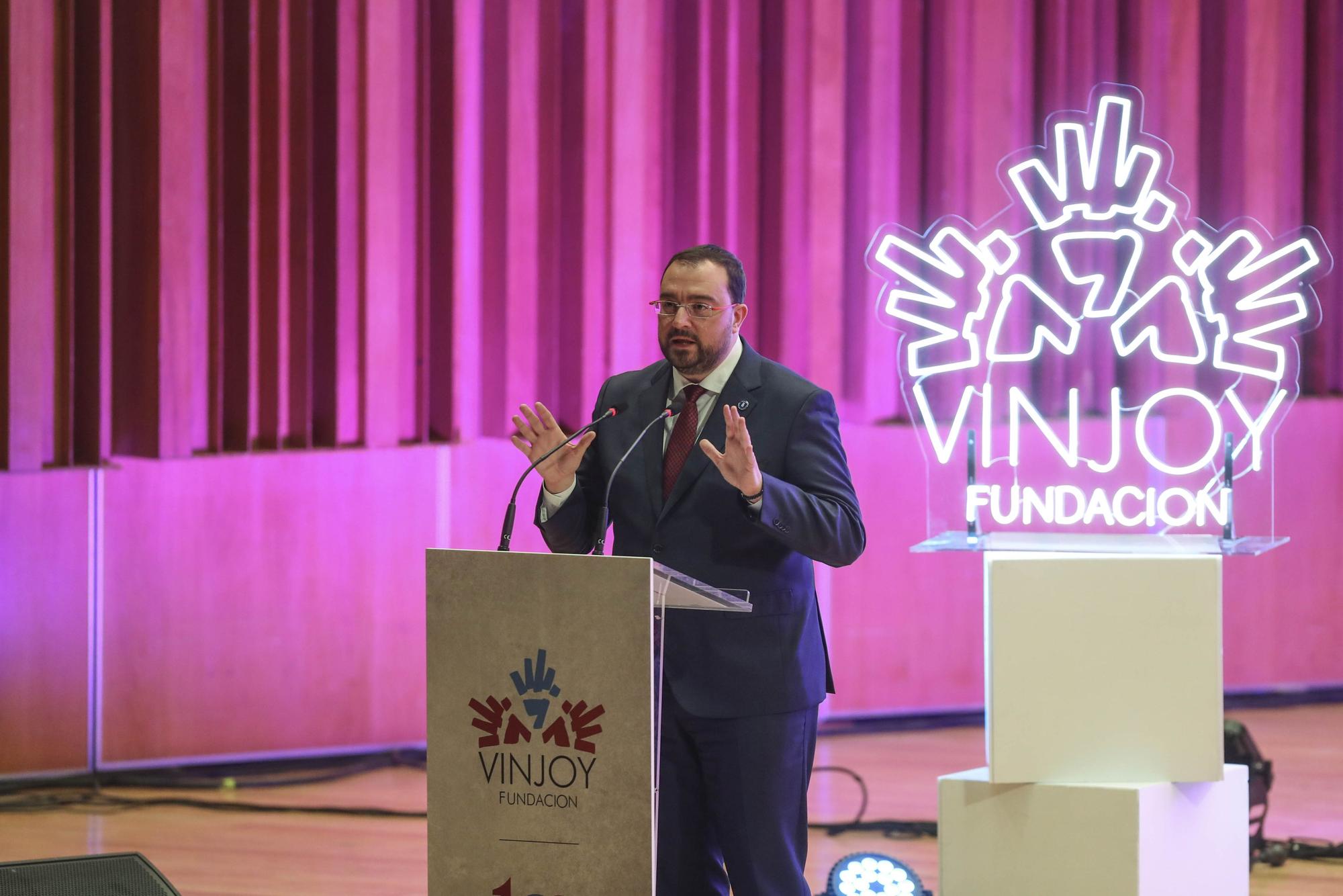 EN IMÁGENES: La Fundación Vinjoy celebra un siglo de milagro social con 1.300 abrazos