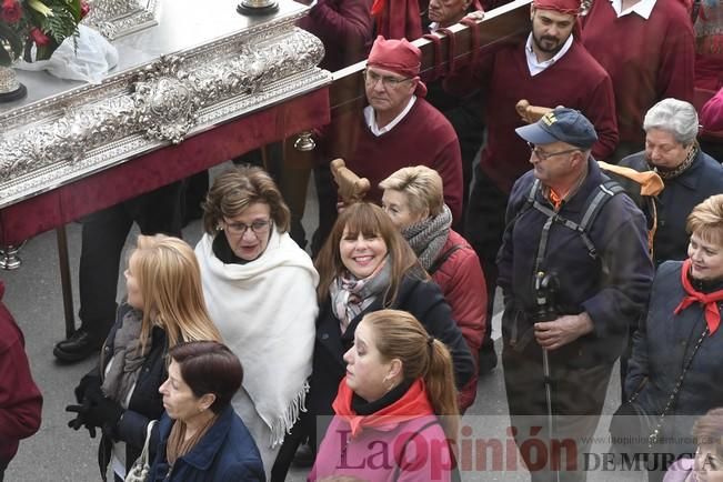 Los romeros acompañan a la Santa pese al frío.