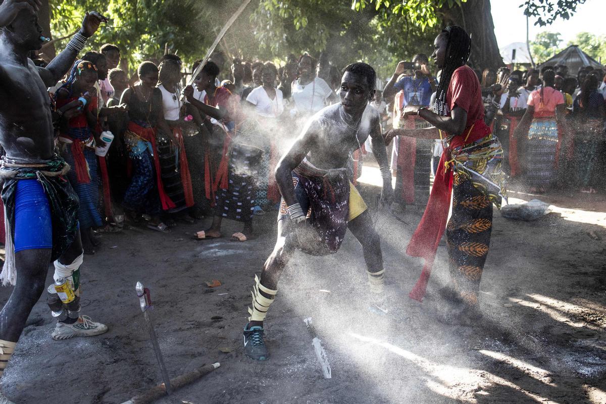 Jóvenes, vestidos con sus trajes tradicionales, asisten a una ceremonia que marca el final del proceso de iniciación anual para hombres jóvenes en Kabrousse, Senegal.