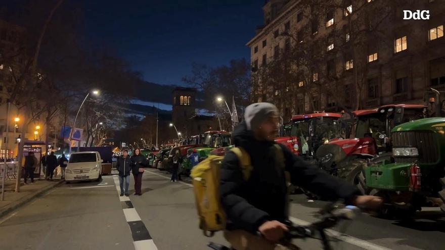 Els pagesos es preparen per passar la nit a la Gran Via de Barcelona enmig d'un ambient festiu i reivindicatiu