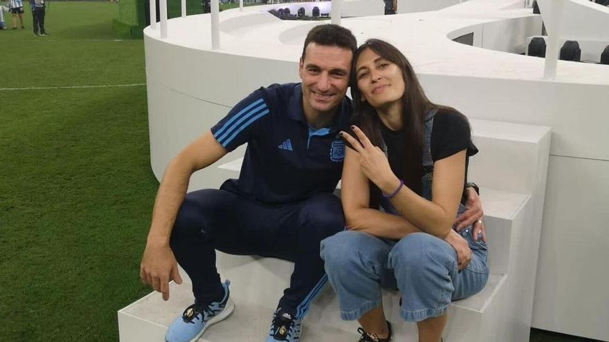 Lionel Scaloni y su mujer, Elisa Montero, en Lusail tras la final de Mundial