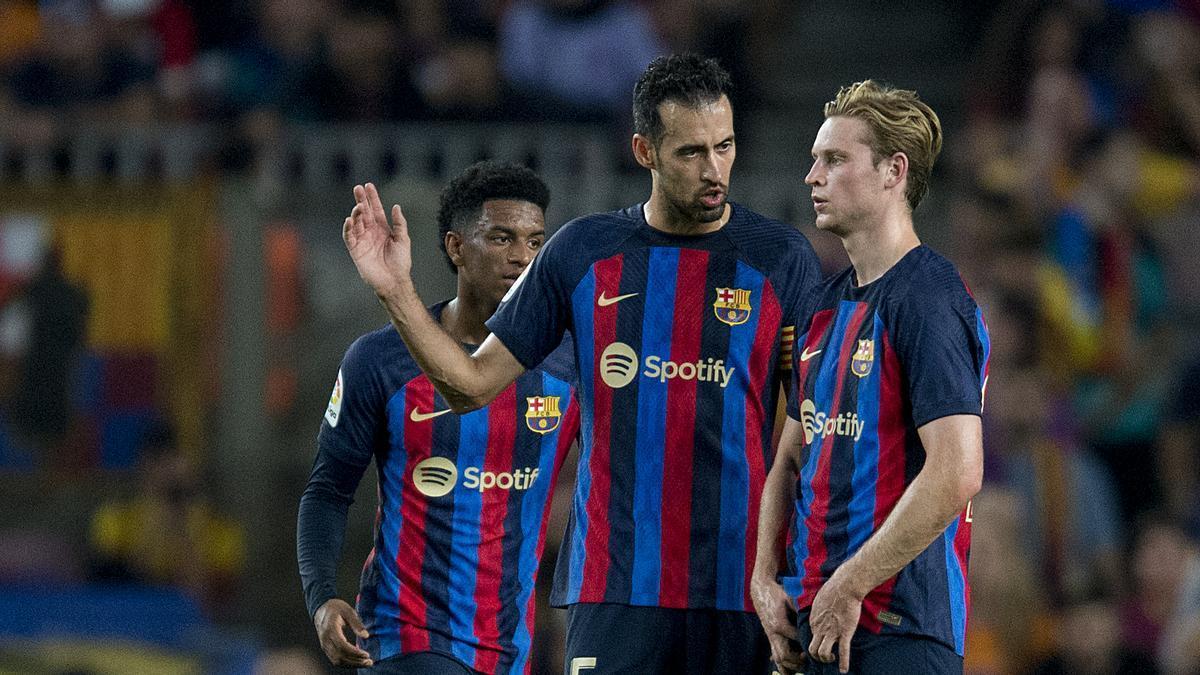 Busquets conversa con De Jong en una pausa del juego.