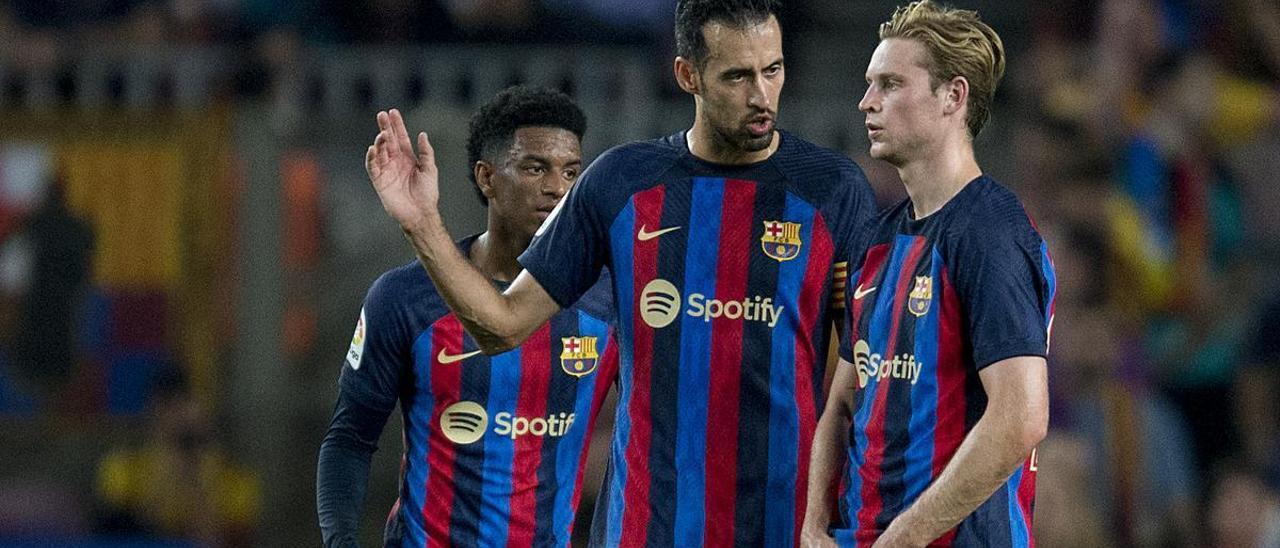 Busquets conversa con De Jong en una pausa del juego.