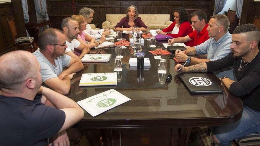 Reunión de la concejal de Medio Ambiente, María García, con los representantes laborales de Cespa.