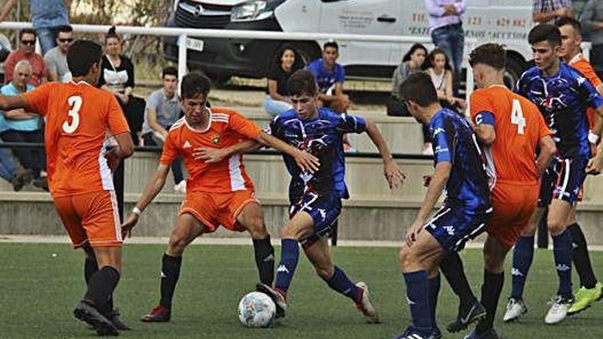 Un jugador zamorano es objeto de falta en un ataque local.