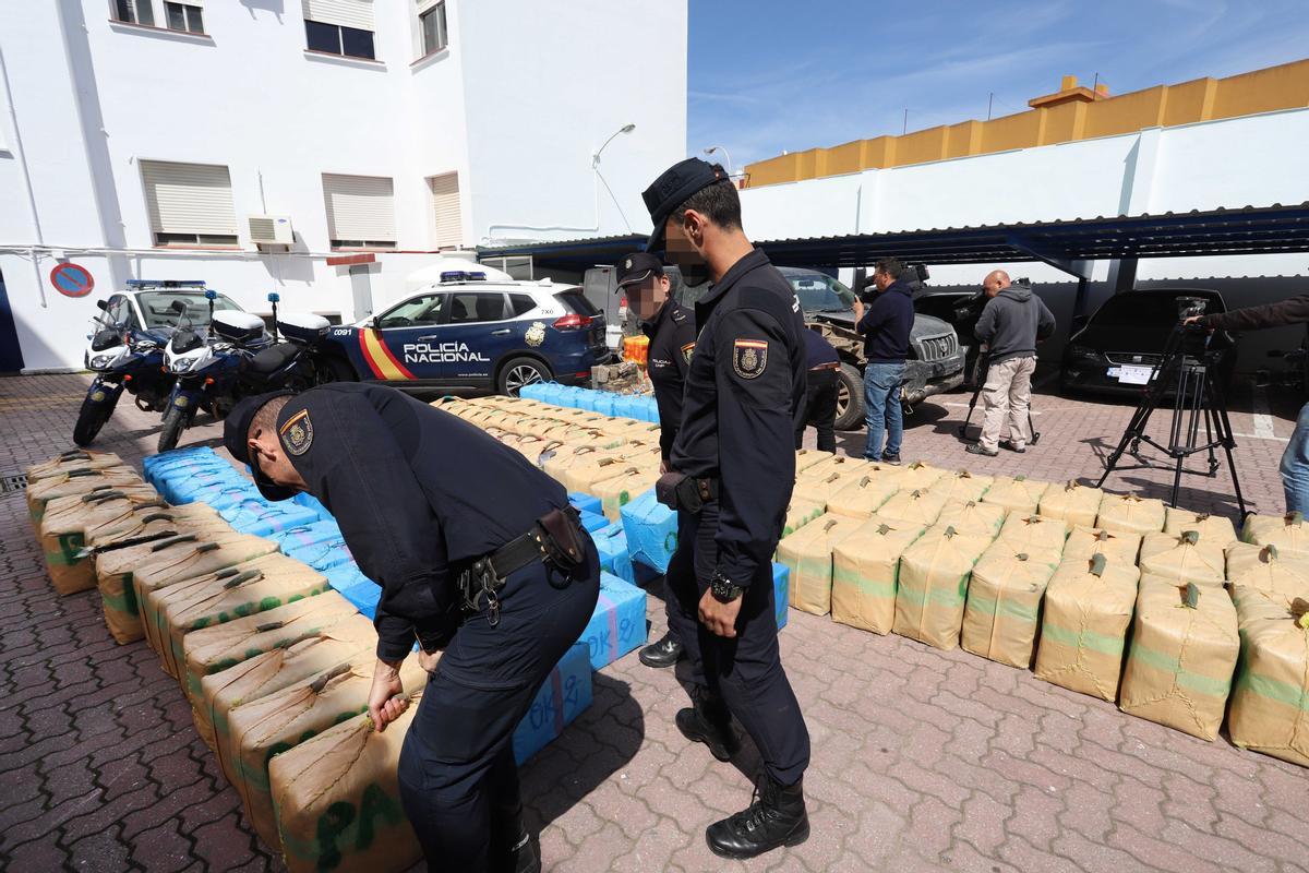 Imagen de las ocho toneladas de hachís intervenidas en una operación policial en el Campo de Gibraltar en los últimos años.