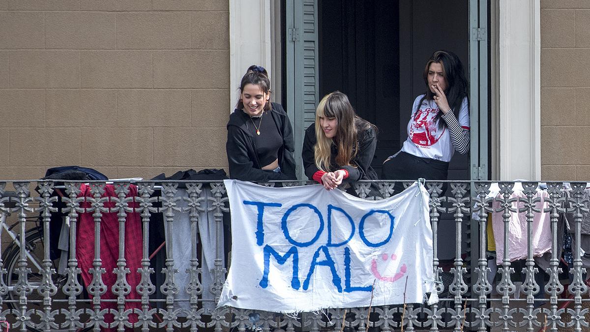 Todo mal, la queja de tres jóvenes desde su balcón del Eixample