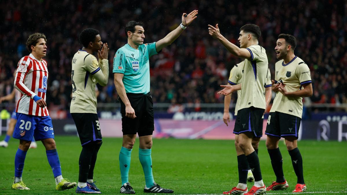 Martínez Munuera, durante el Atlético - Barça