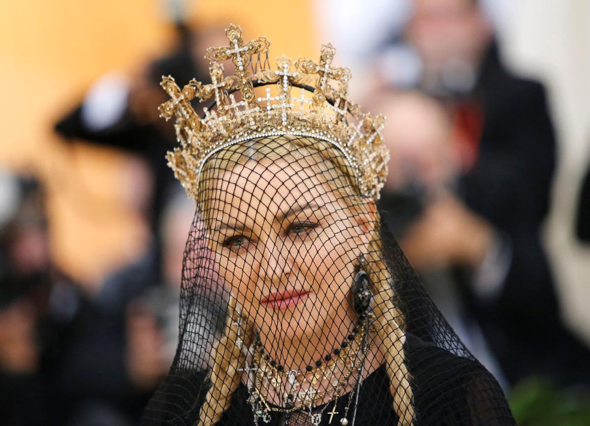 Madonna, con corona de santa plagada de crucifijos, velo de rejilla y largas trenzas.