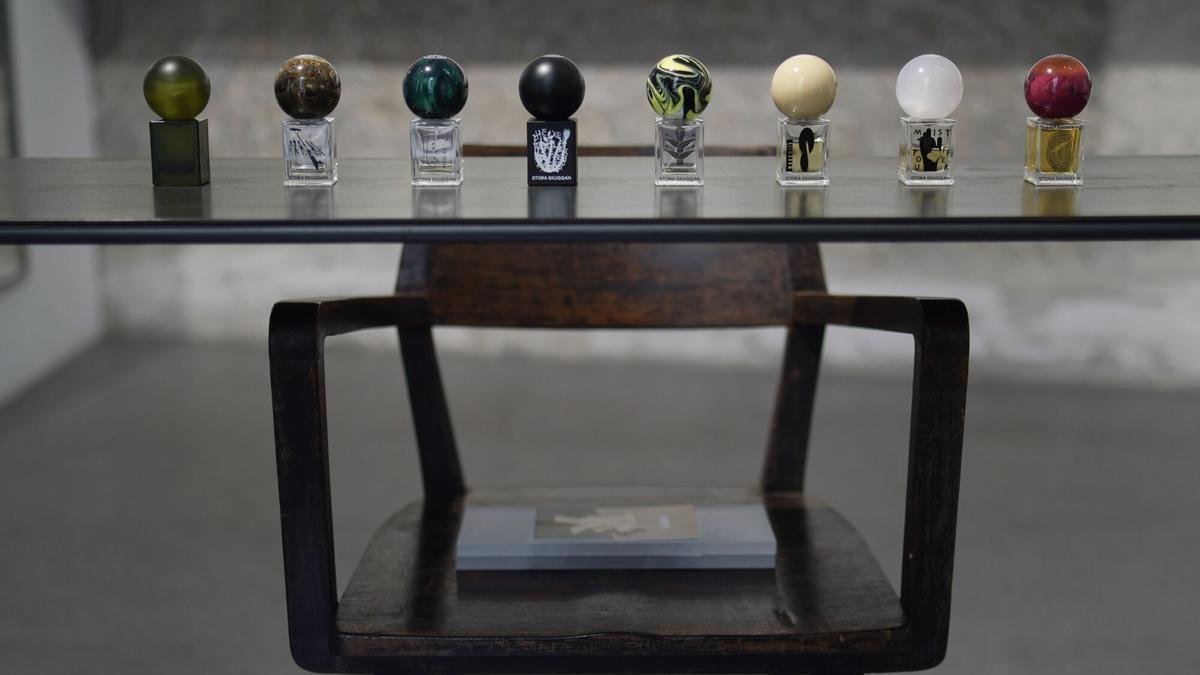 Interior de la perfumería HRYF, con varios de sus productos.