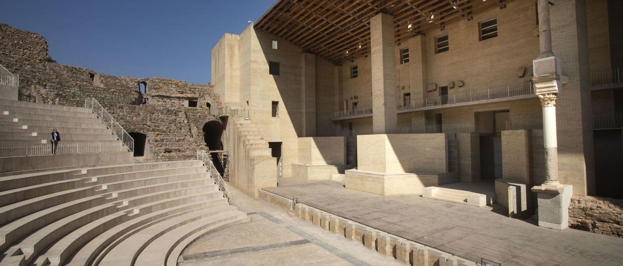 El Teatro Romano tendrá nueva tarima tras las exigencias del ayuntamiento -  Levante-EMV