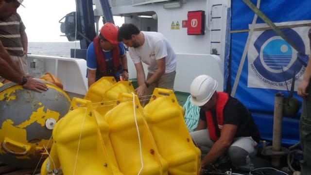 Investigadores del Instituto Español de Oceanografía en Canarias durante una campaña de investigación.