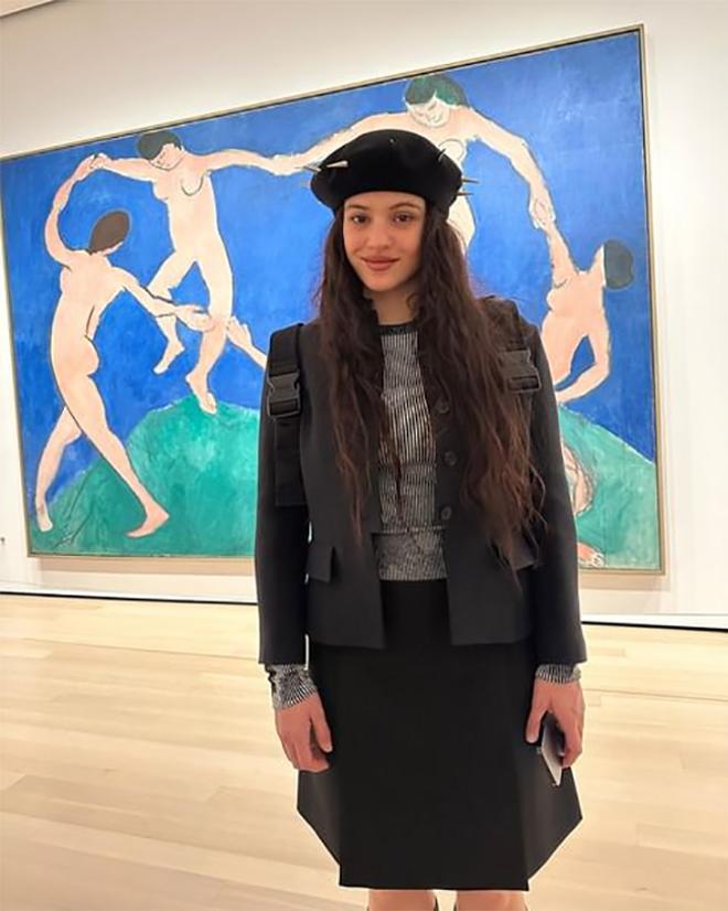Rosalía con gorra con pinchos en el museo MOMA, ante un cuadro de Matisse, 'La danza'