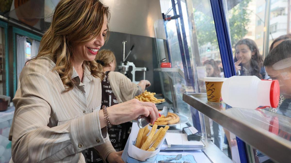 Natalia Chueca sirviendo churros a los vecinos del Arrabal.