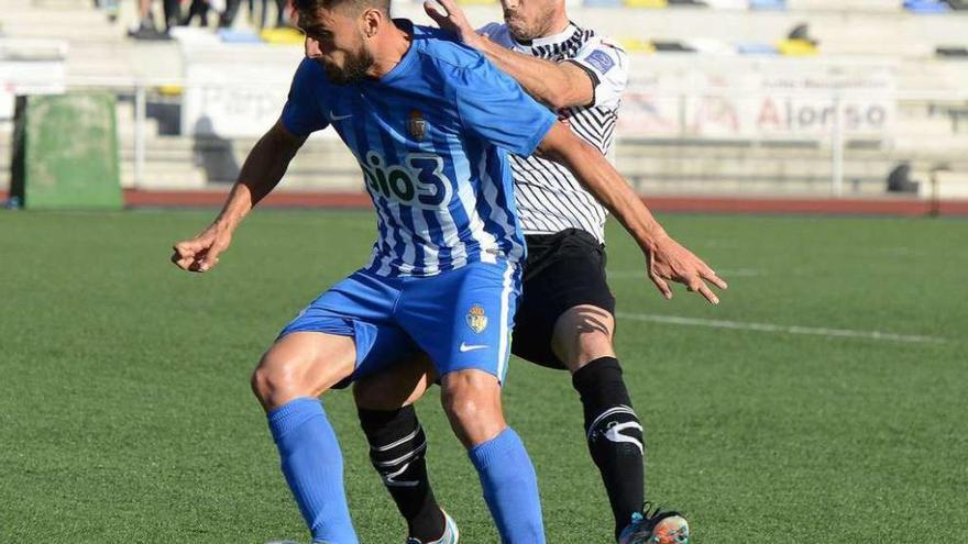 Óscar Pérez presiona a un jugador de la Ponferradina.