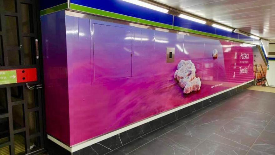 La imagen de la laguna rosa de Torrevieja toma la estación de metro de Gran Vía en Madrid