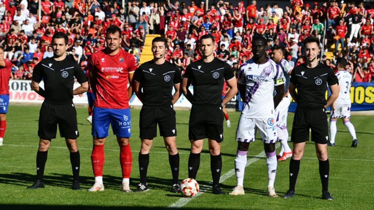 Los capitanes de ambos equipos antes del duelo en Pinilla