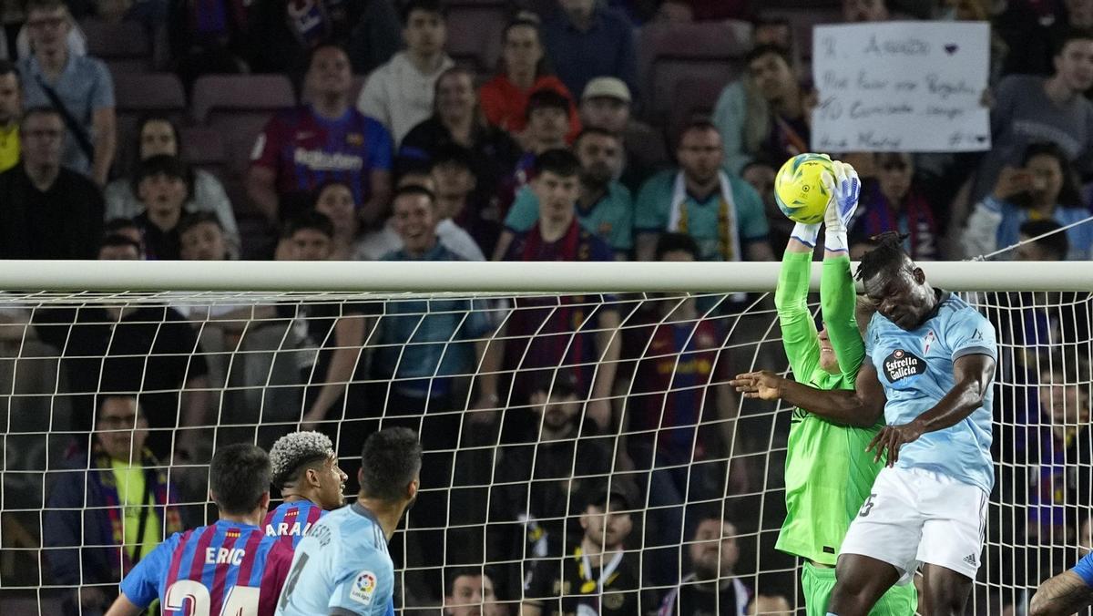 BARCELONA, 10/05/2022.- El guardameta alemán del FC Barcelona, Marc-André ter Stegen (2d), detiene el balón ante el defensa ghanés del Celta, Joseph Aidoo, durante el encuentro correspondiente a la jornada 36 de primera división que disputan hoy martes en el estadio del Camp Nou, en Barcelona. EFE / Alejandro García.