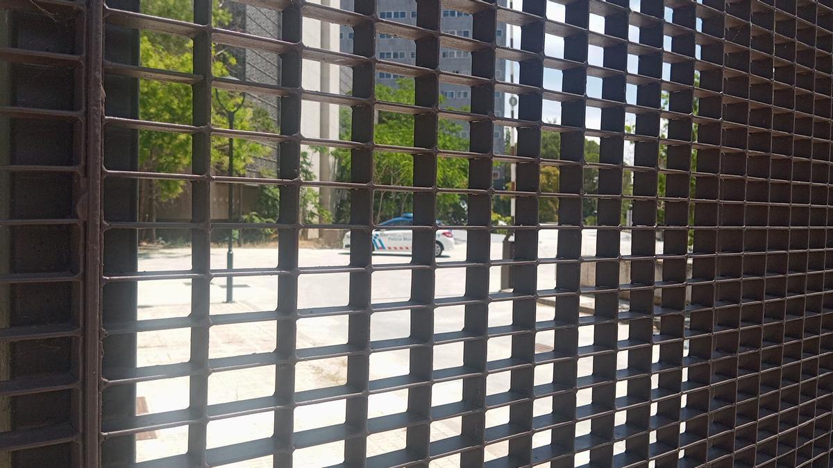 Acceso al antiguo Banco de España, con un coche policial en el interior de las instalaciones que serán el nuevo cuartel de la Policía Municipal, en la plaza de Cristo Rey.