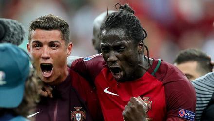 Cristiano Ronaldo y Éder tras ganar la Eurocopa de 2016