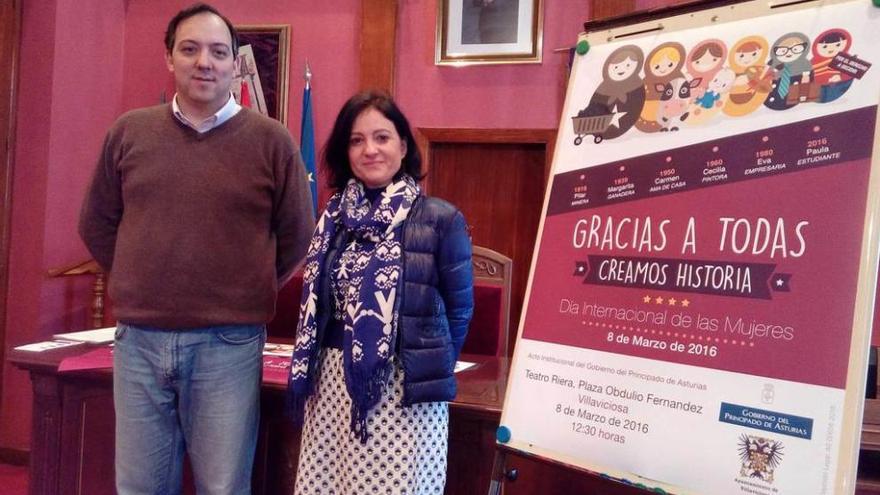Alejandro Vega y Almudena Cueto, ayer, junto al cartel del Día de las Mujeres en Villaviciosa.