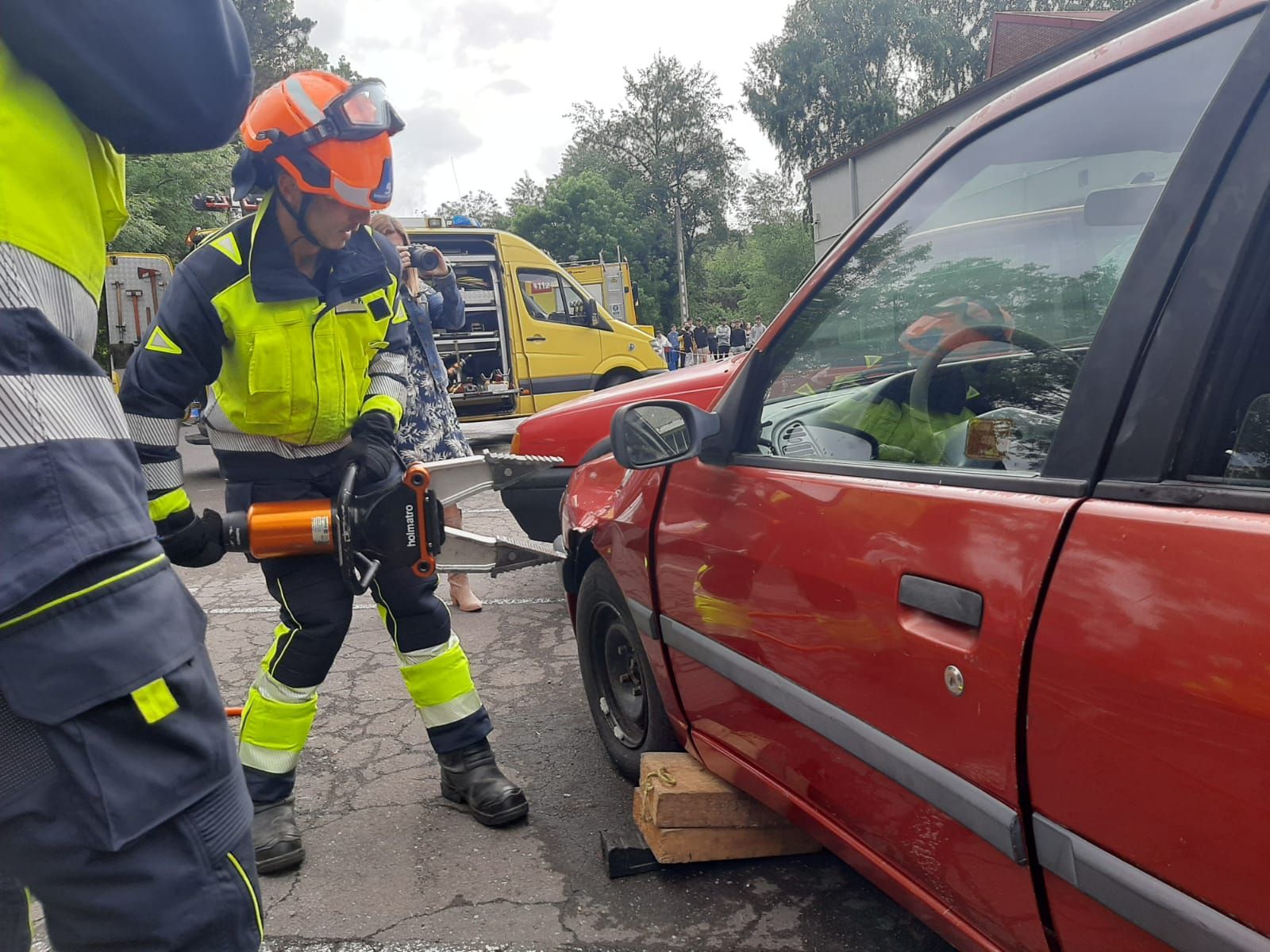 El IES de Noreña se examina de Emergencias: así ha sido el simulacro de accidente celebrado en el centro