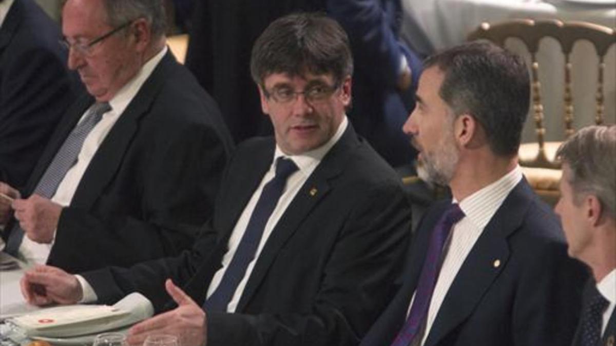 Puigdemont y Felipe VI dialogan durante la cena de bienvenida al MWC que se ofreció anoche en el Palau de la Música.