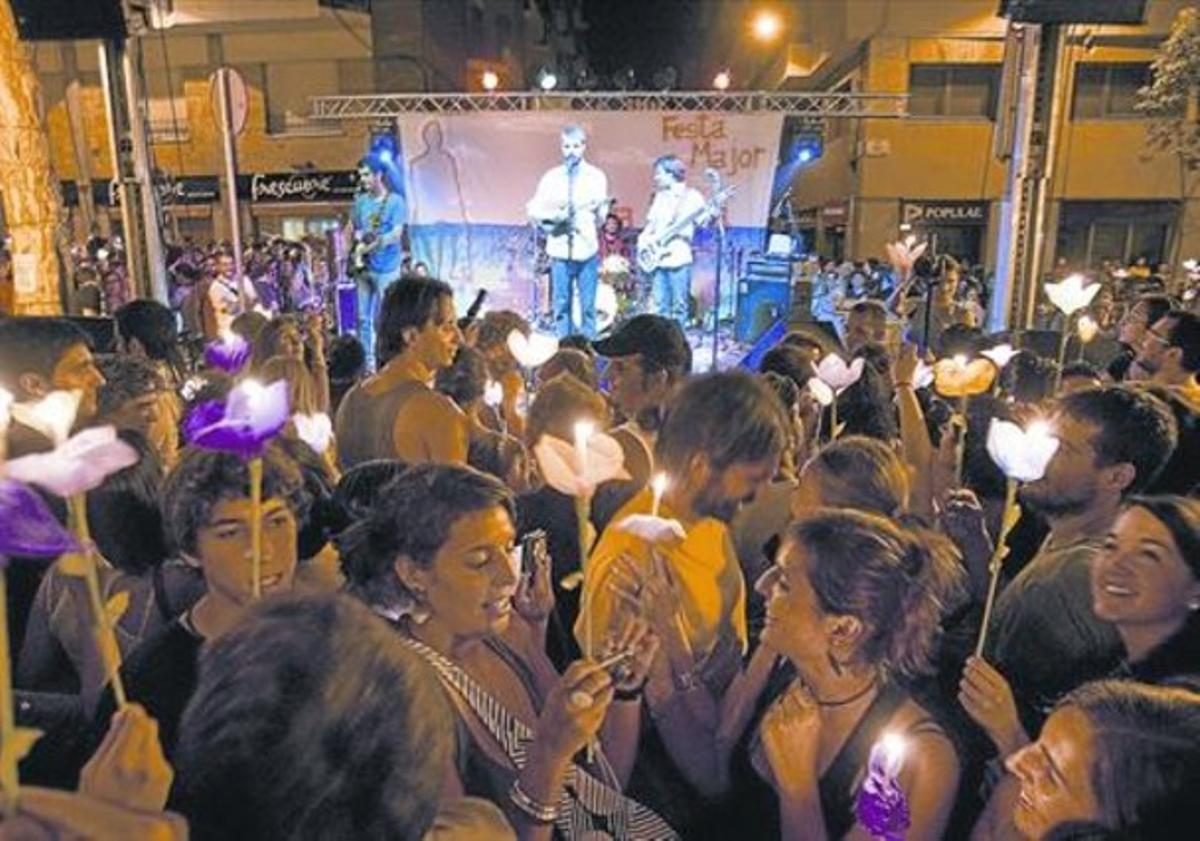 Manel, durant la seva actuació a la plaça de Rovira i Trias, dins de la programació del Festigàbal del 2009. Manel, durant la seva actuació a la plaça de Rovira i Trias, dins de la programació del Festigàbal del 2009.