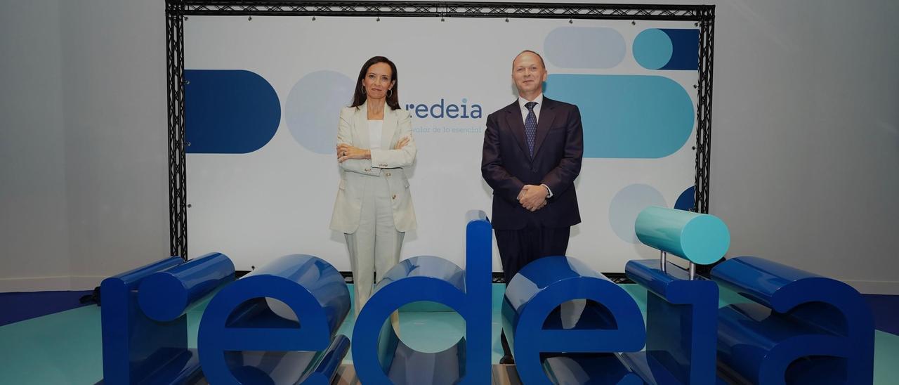 La presidenta y el consejero delegado de Red Eléctrica, Beatriz Corredor y Roberto García Merino, con las letras de nuevo nombre de la empresa, Redeia.