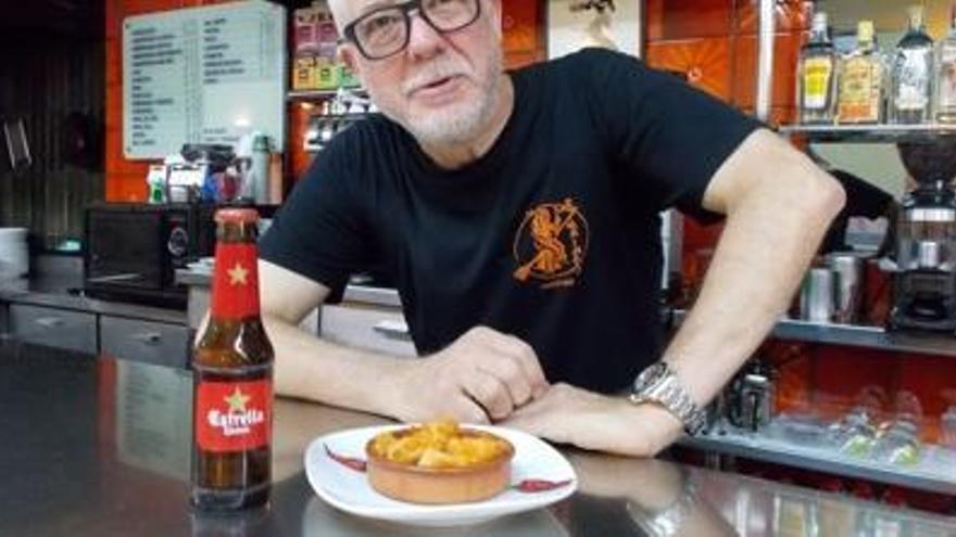 Josep Maria Baqueró, de l&#039;As Meigas, amb una tapa de tripa i morro.