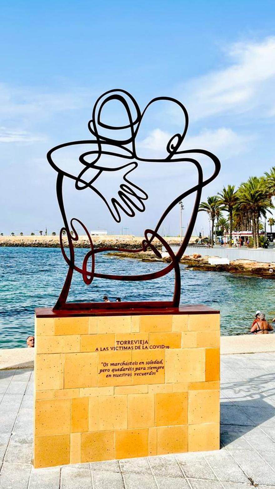 Imagen de la escultura &quot;Abrazos con Alma&quot;