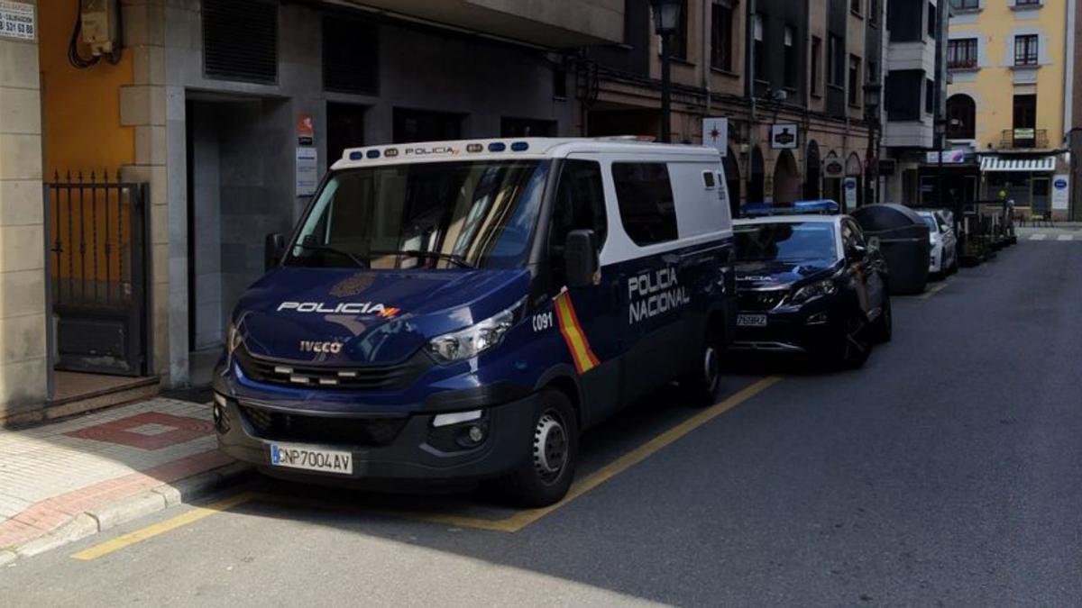 Los vehículos policiales que trasladaron a los detenidos, el pasado domingo, frente al juzgado. | M. Á. G.